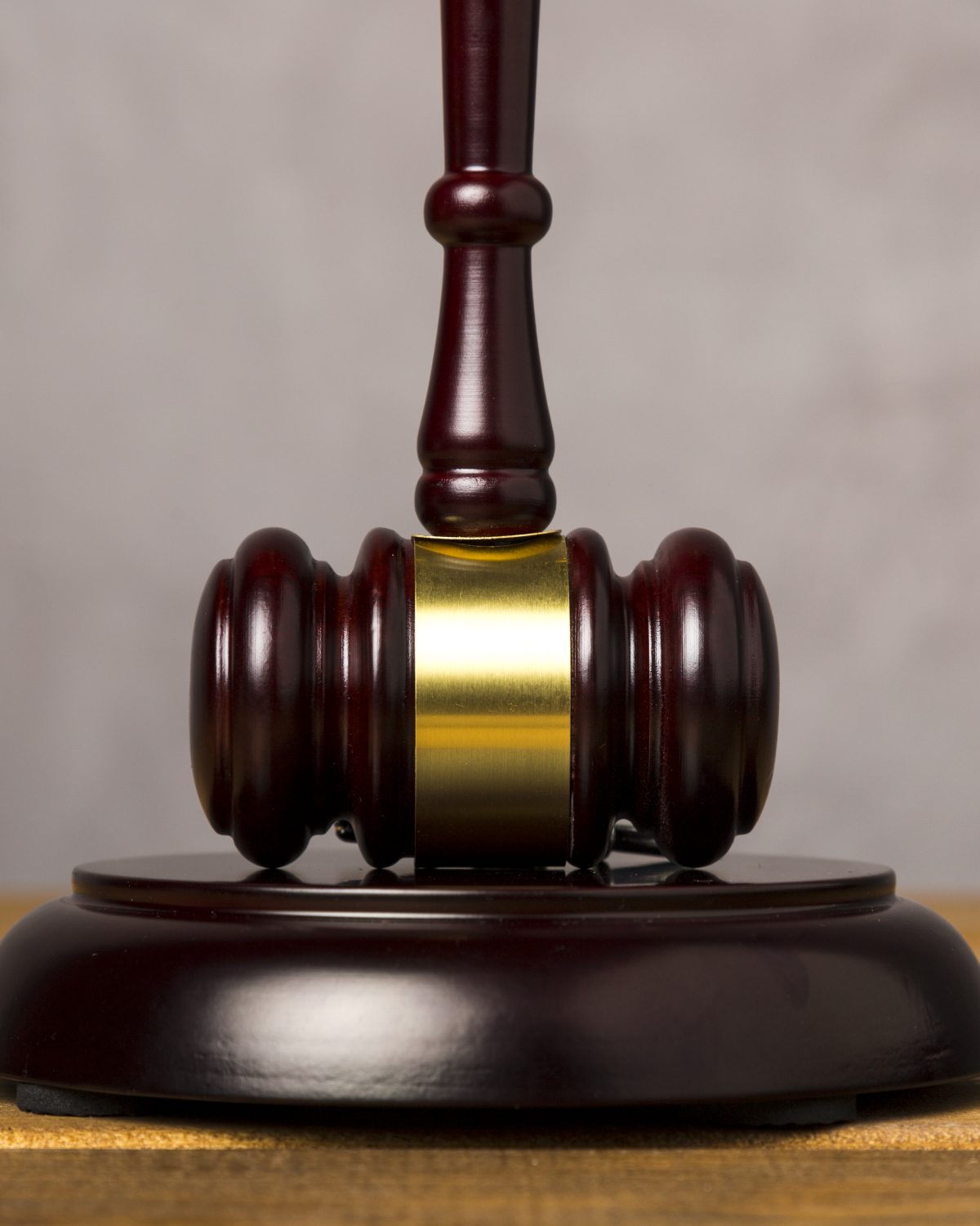 close-up-judge-gavel-with-its-striking-block
